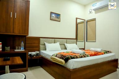 hotel room main image