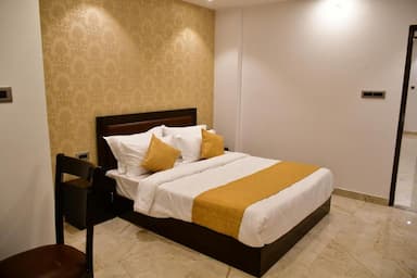 hotel room main image