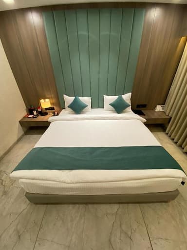 hotel room main image