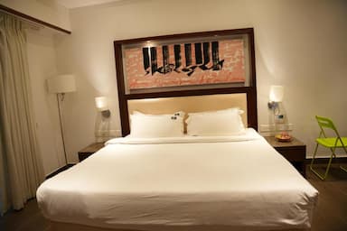 hotel room main image