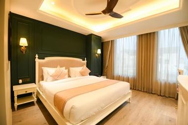 hotel room main image