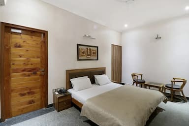 hotel room main image