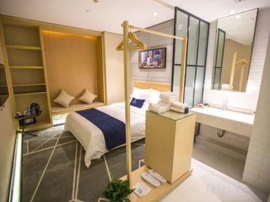 hotel room main image