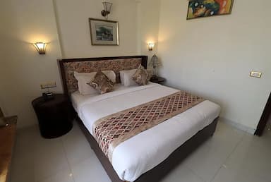 hotel room main image