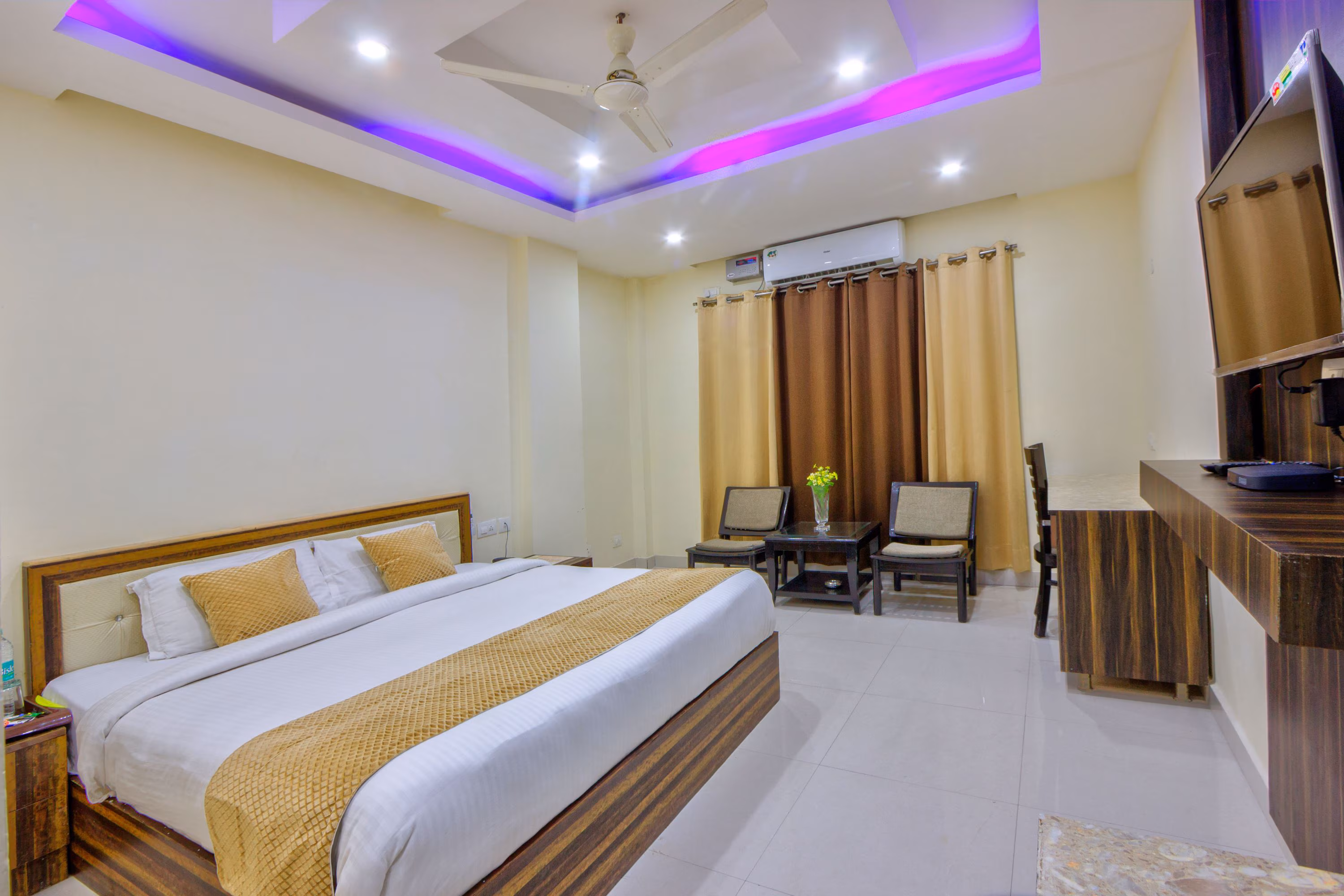 hotel room main image
