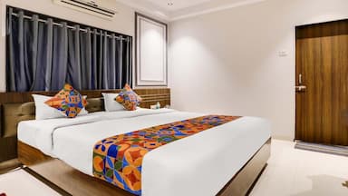 hotel room main image