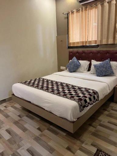 hotel room main image