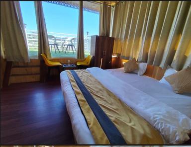 hotel room main image
