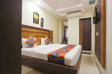 hotel room main image