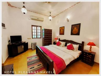 hotel room main image