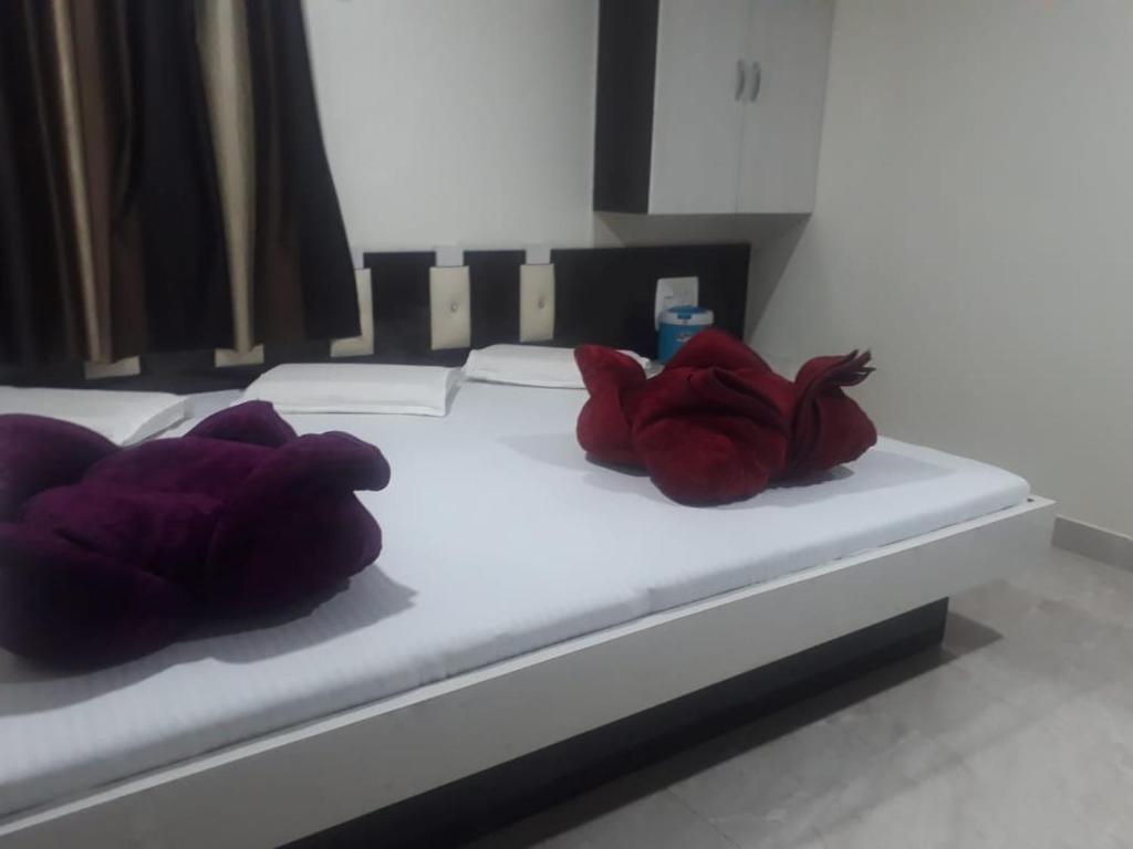 a bed room with t.v at hotel arzoo palace ajmer in ajmer hotel_Image