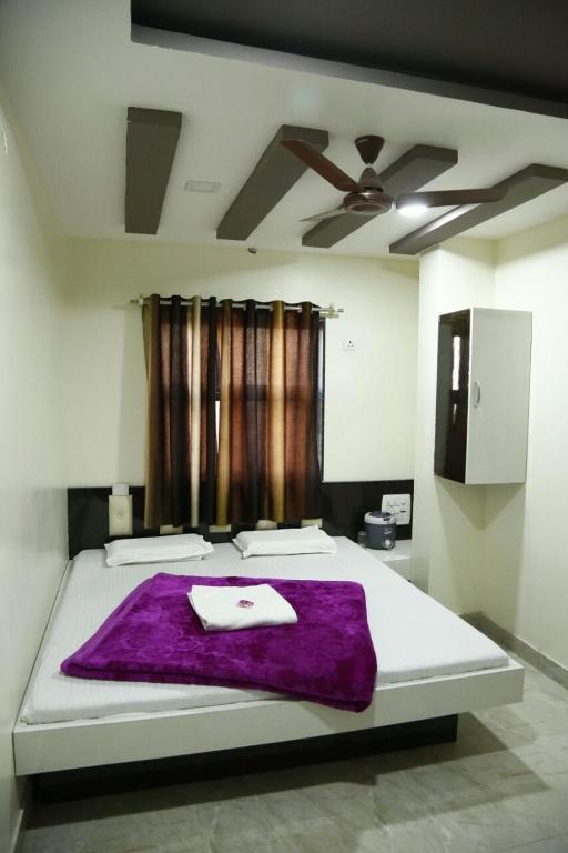 a bed room with t.v at hotel arzoo palace ajmer in ajmer hotel_Image