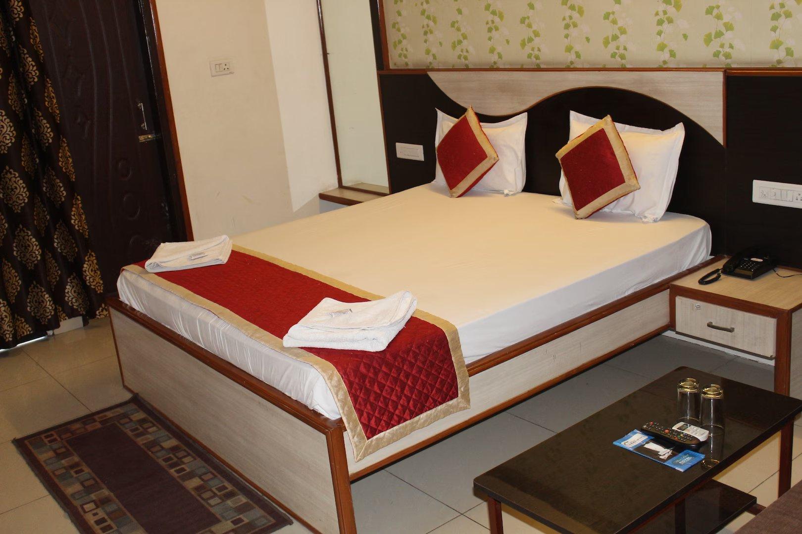 a double bed room with t.v at hotel royal celebration inn in jaipur hotel_Image