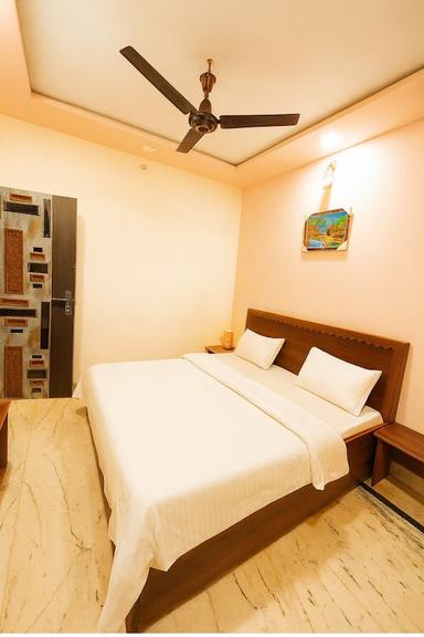 hotel room main image hotel room main image