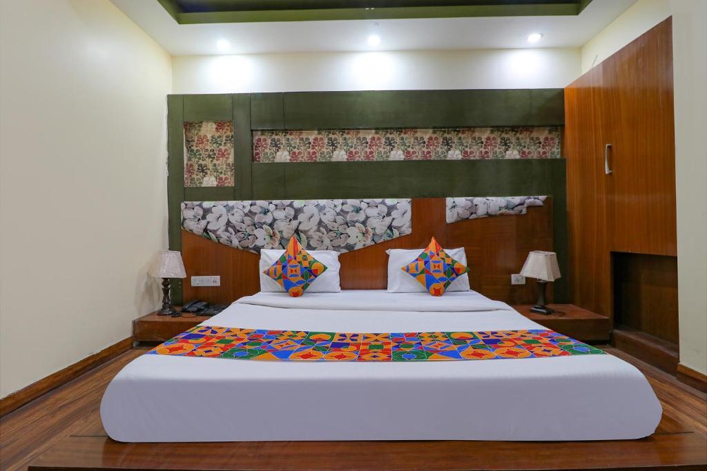 a double bed with t.v at city stories new delhi train station in new delhi hotel_Image
