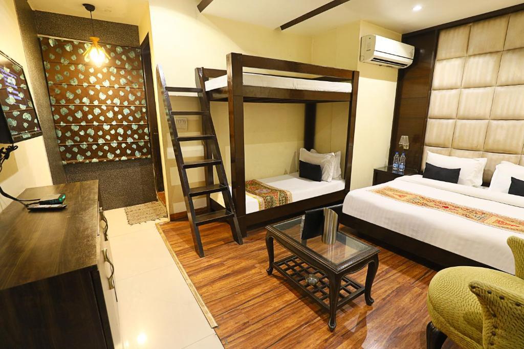 a double bed with t.v at city stories new delhi train station in new delhi hotel_Image