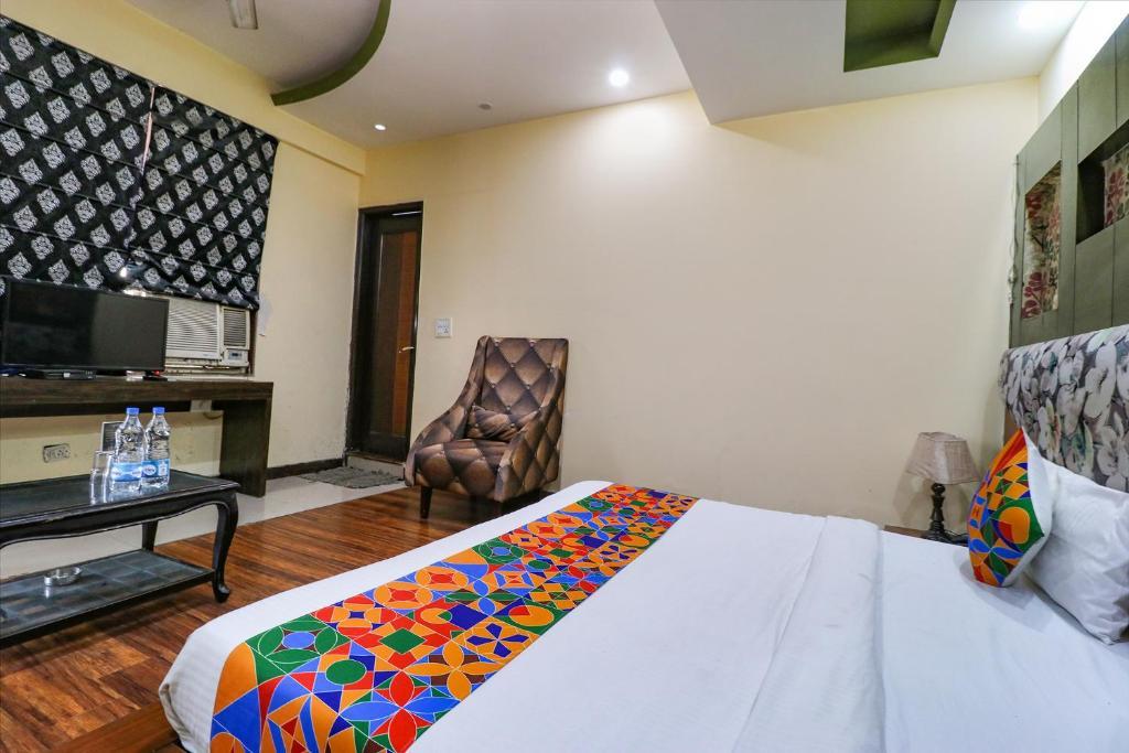 a double bed with t.v at city stories new delhi train station in new delhi hotel_Image