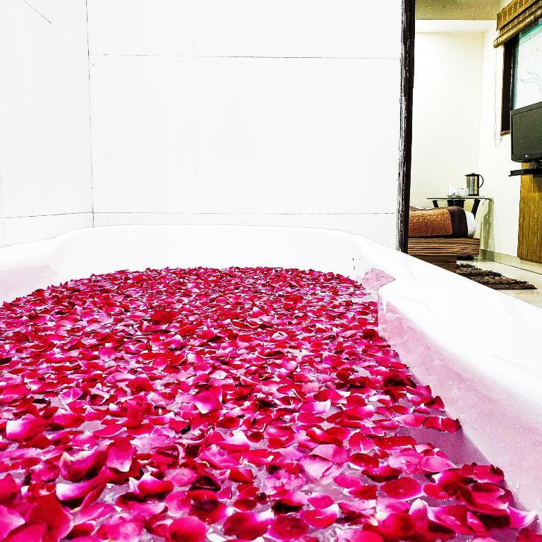 a bathroom with roses in tubs at staybook shivdev in new delhi hotel_Image