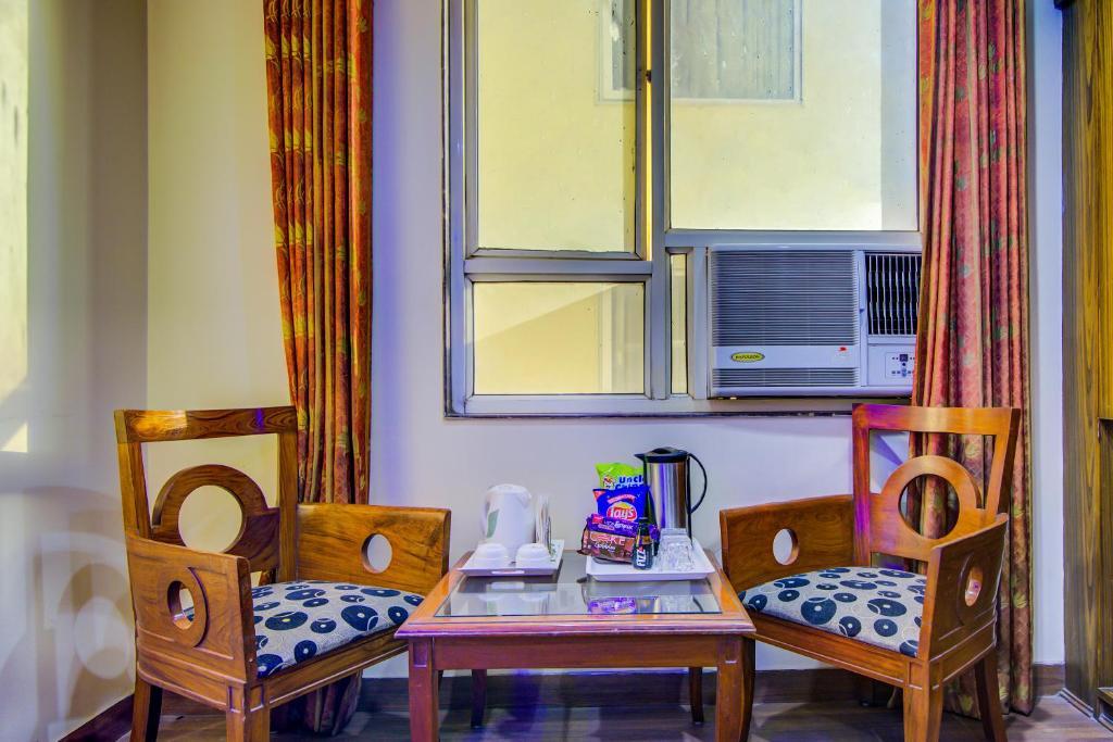 a room with sofa and table at staybook shivdev in new delhi hotel_Image