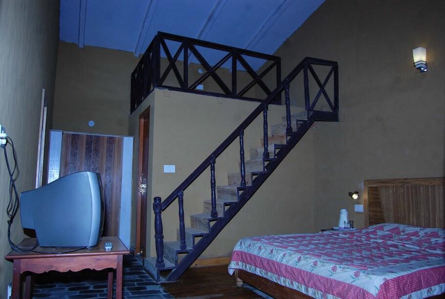 a double room with T.V at chevron mountain villa in kausani hotel_Image