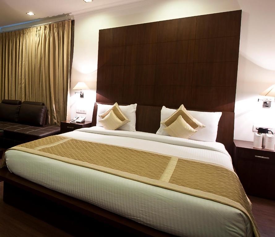 a bed room with t.v at divine paradise tavisha in new delhi hotel_Image