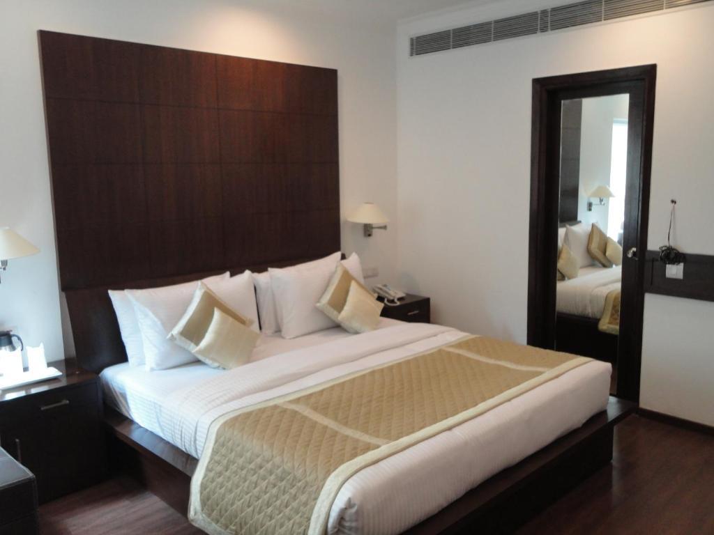 a bed room with t.v at divine paradise tavisha in new delhi hotel_Image