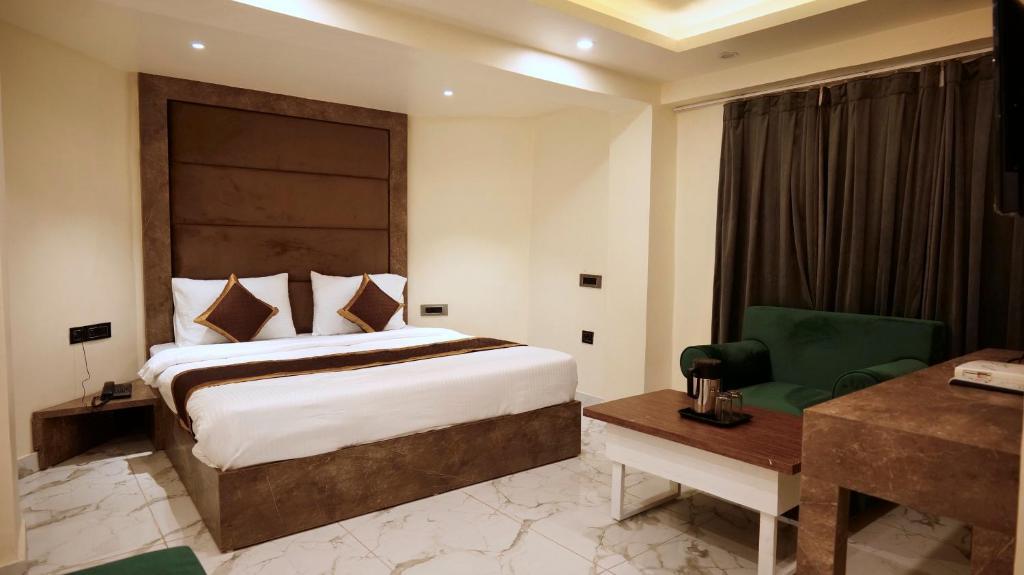 a bed room with t.v at hotel brite star in mussoorie hotel_Image