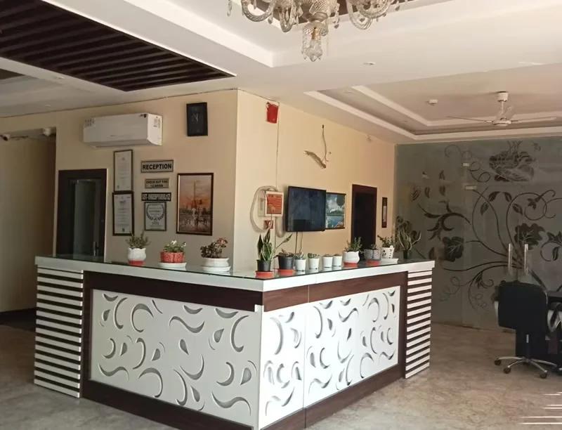 a reception area with a tv at hotel sourav park inn in Agra hotel_Image