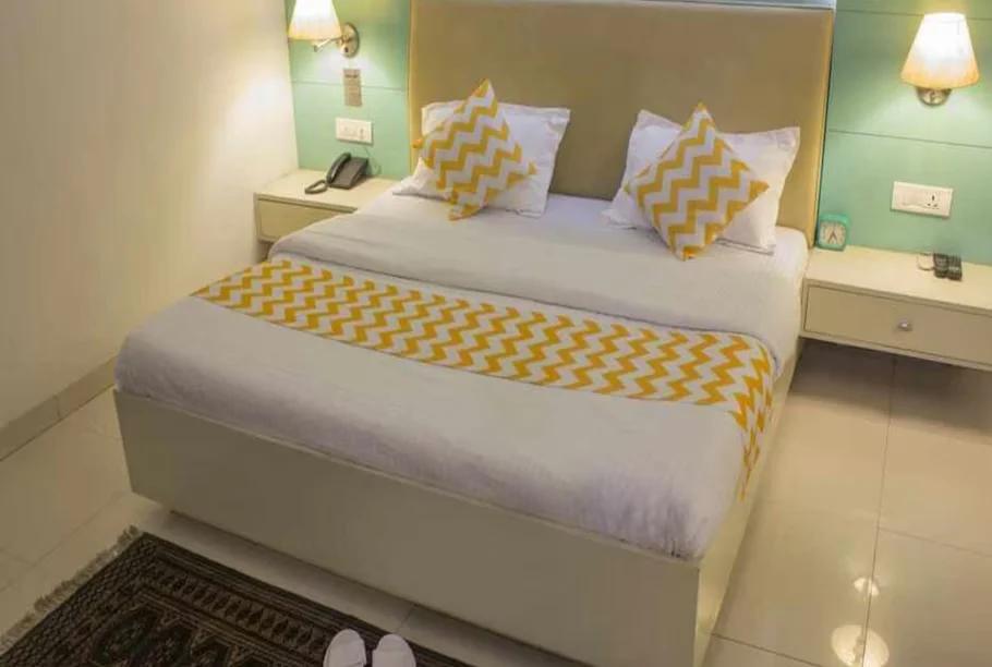 a double bed room with t.v at arina-inn-daryaganj hotel_Image