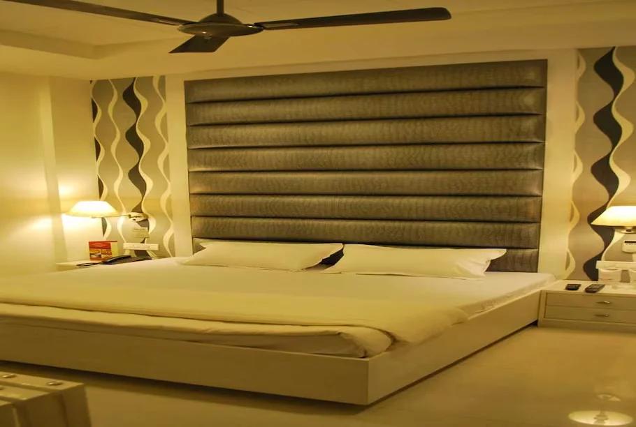 a double bed room with t.v at arina-inn-daryaganj hotel_Image