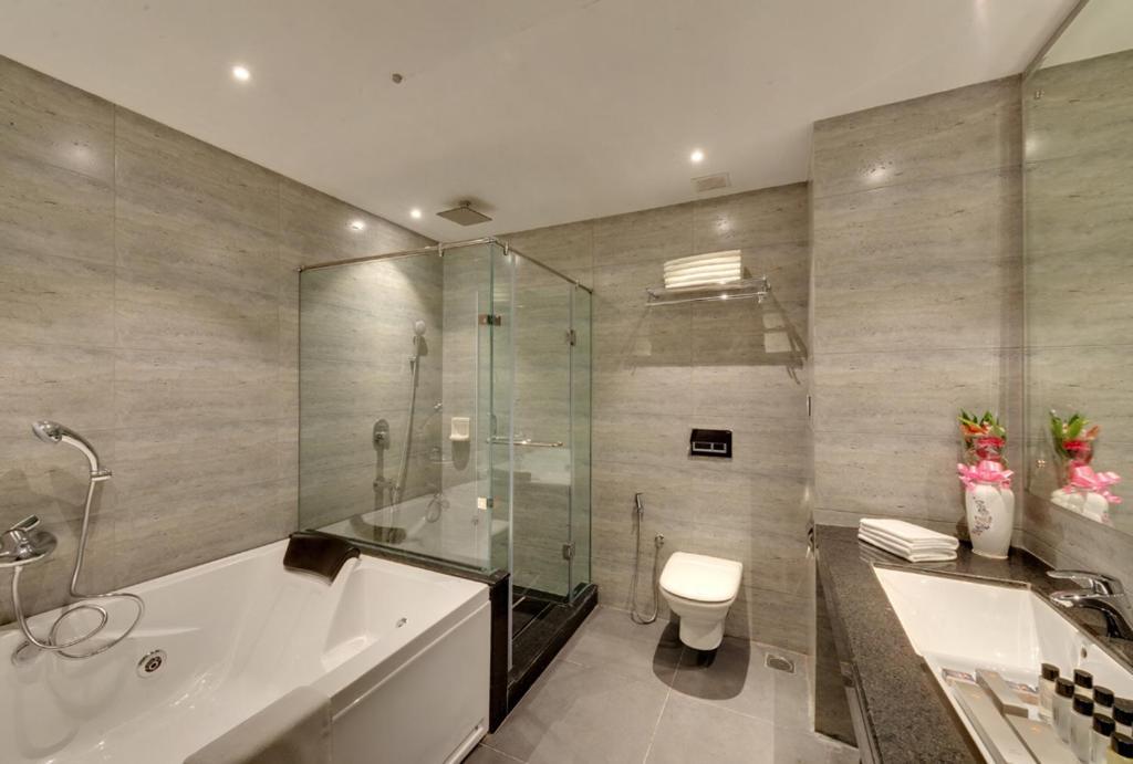 bathroom with commode at hotel combermere in shimla hotel_Image