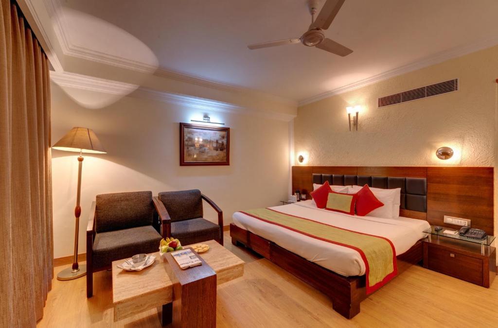 a double bed room with t.v at hotel combermere in shimla hotel_Image