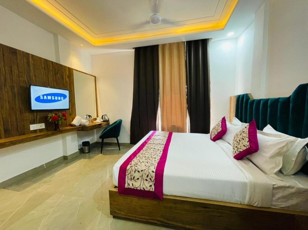 a double bed room with t.v at hotel dream town in amritsar hotel_Image