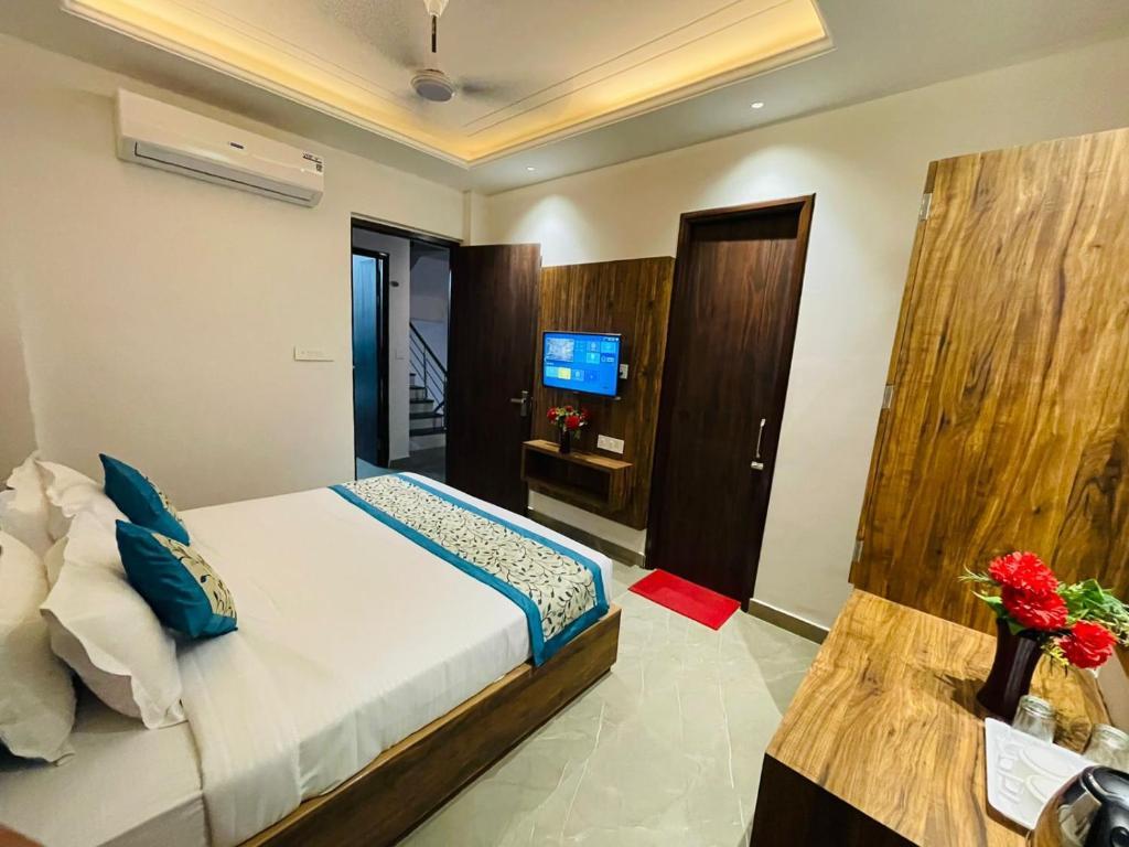 a double bed room with t.v at hotel dream town in amritsar hotel_Image