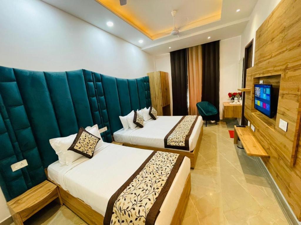 triple bedroom with t.v at hotel dream town in amritsar hotel_Image