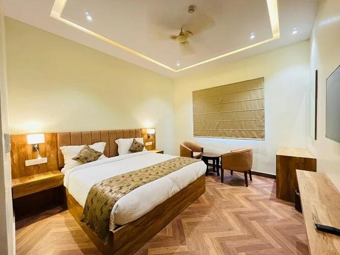 a double bed room with t.v at hotel ekas in lucknow hotel_Image