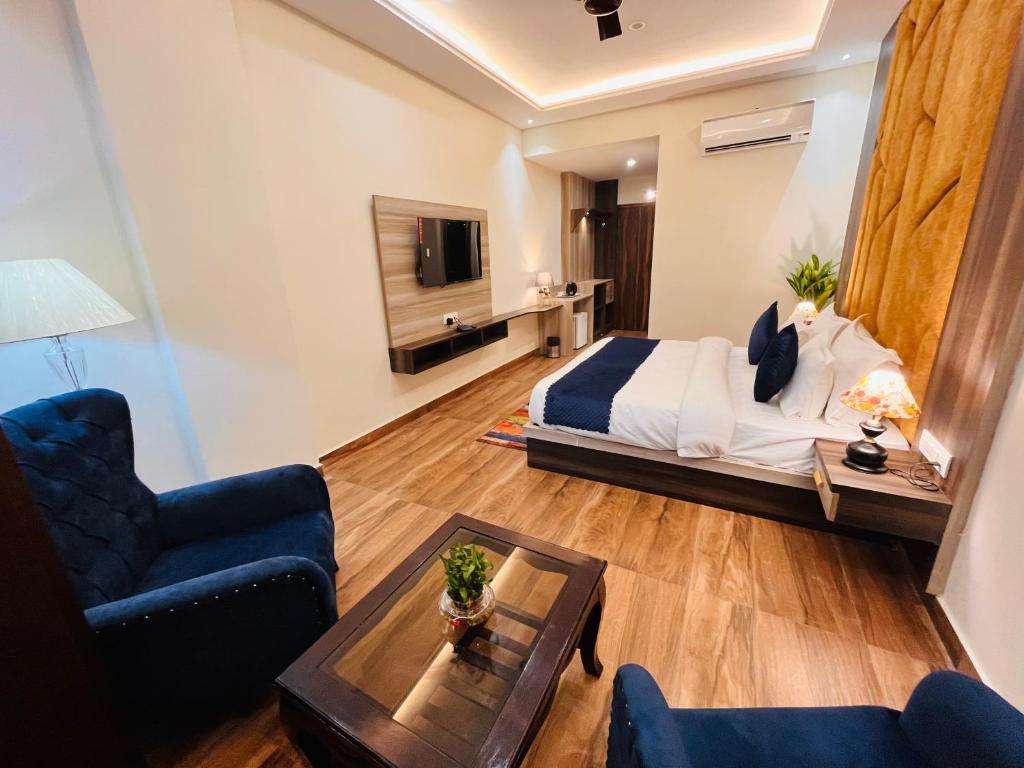 a double bed room with t.v at hotel ganges blossom in haridwar hotel_Image