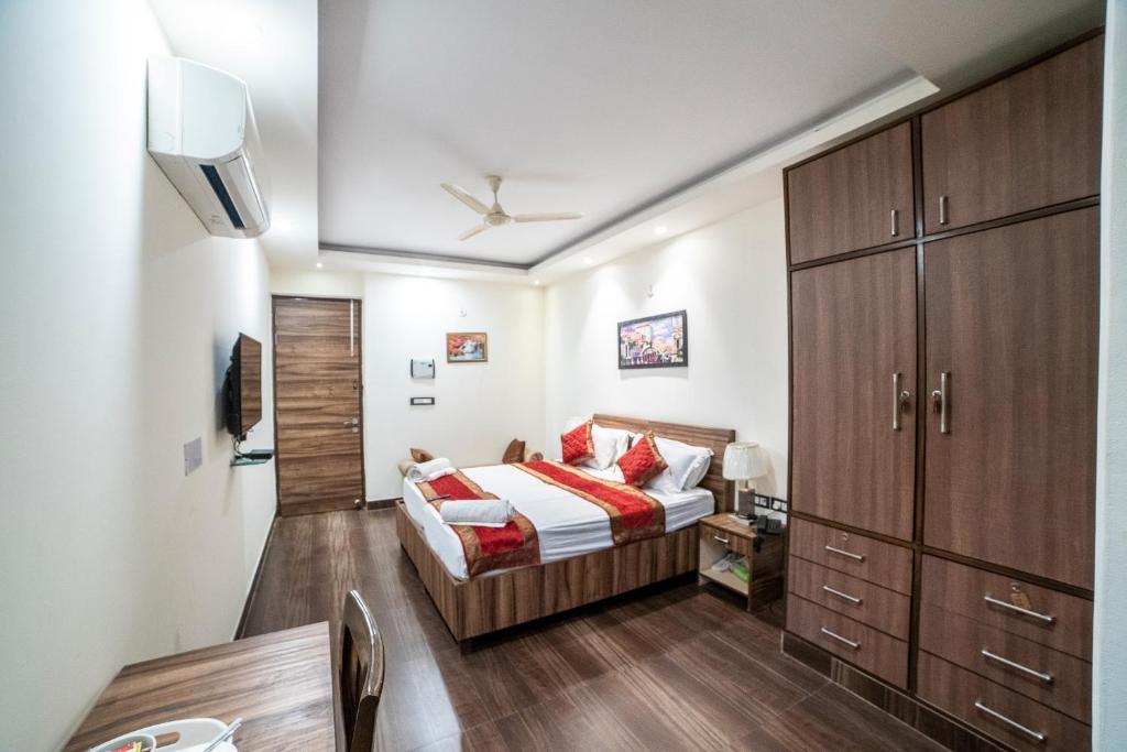 a bed room with t.v at hotel gracia golf by saavi hotel in gurugram hotel_Image