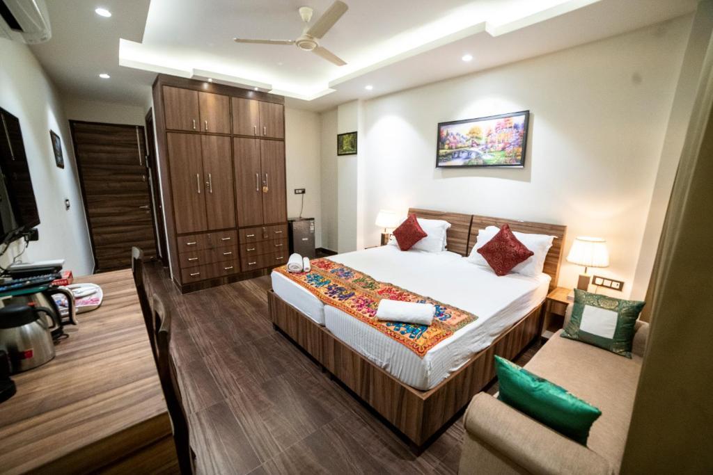 a bed room with t.v at hotel gracia golf by saavi hotel in gurugram hotel_Image