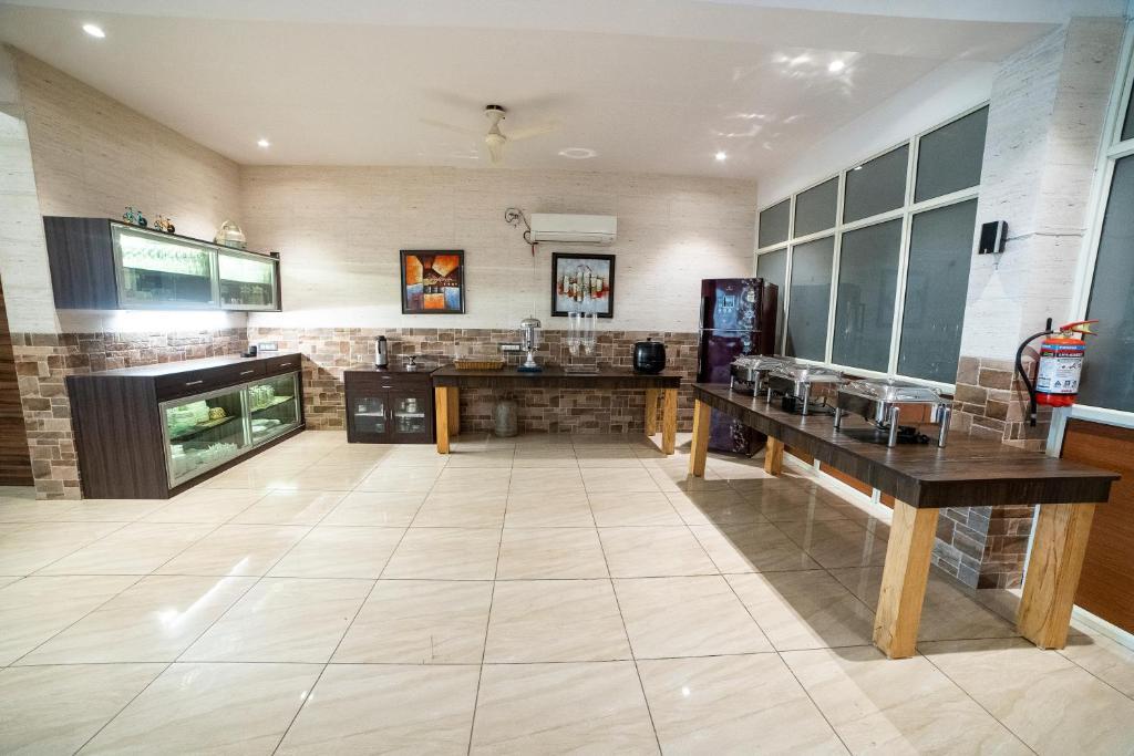 dining room at hotel gracia golf by saavi hotel in gurugram hotel_Image