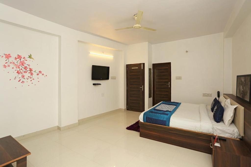 a bed room with sofa at haveli inn jodhpur in jodhpur hotel_Image