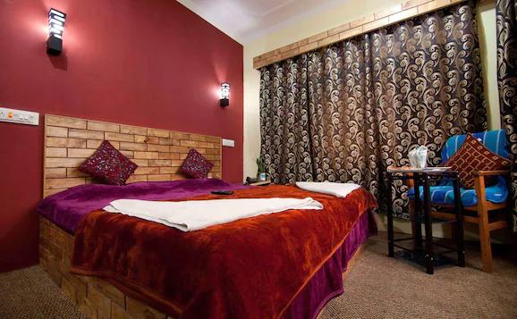 a double bed room with t.v at hotel kashmir inn in srinagar hotel_Image