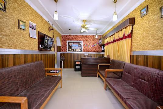 seating area at hotel kashmir inn in srinagar hotel_Image