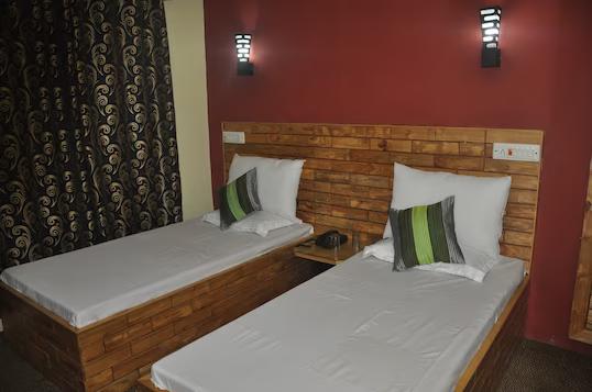 a double bed room with t.v at hotel kashmir inn in srinagar hotel_Image
