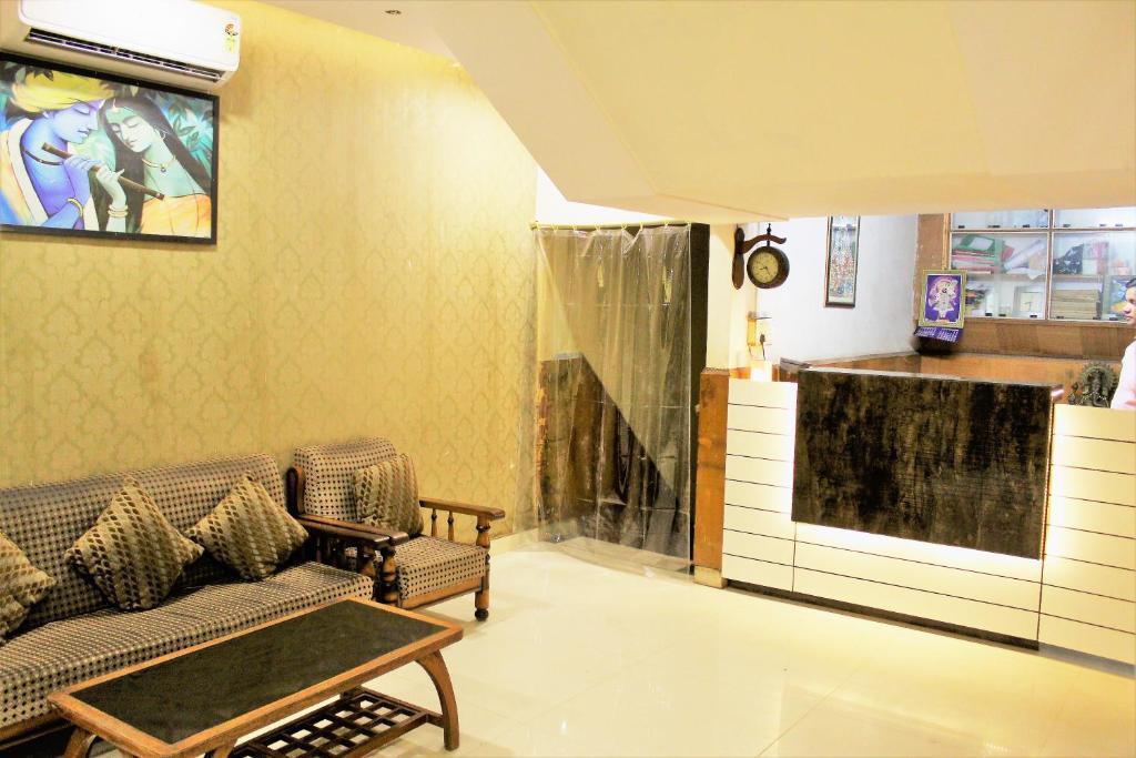 seating area at hotel maharana palace in mathura hotel_Image