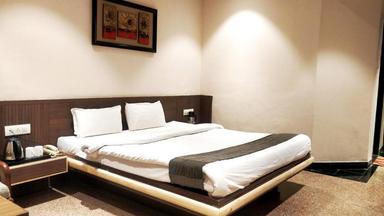 hotel room main image hotel room main image