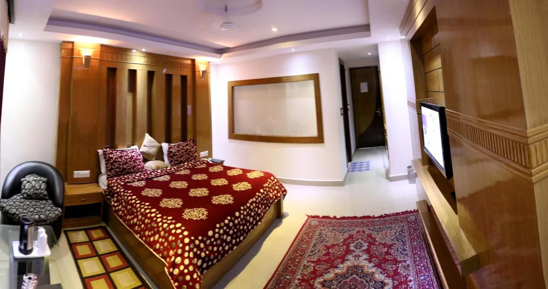 a double bed room with t.v at hotel raj mandir in haridwar hotel_Image