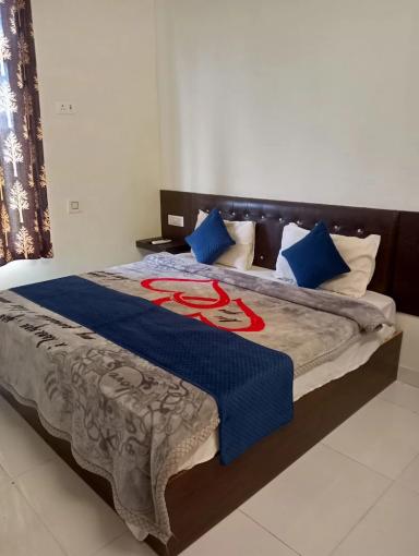 hotel room main image hotel room main image