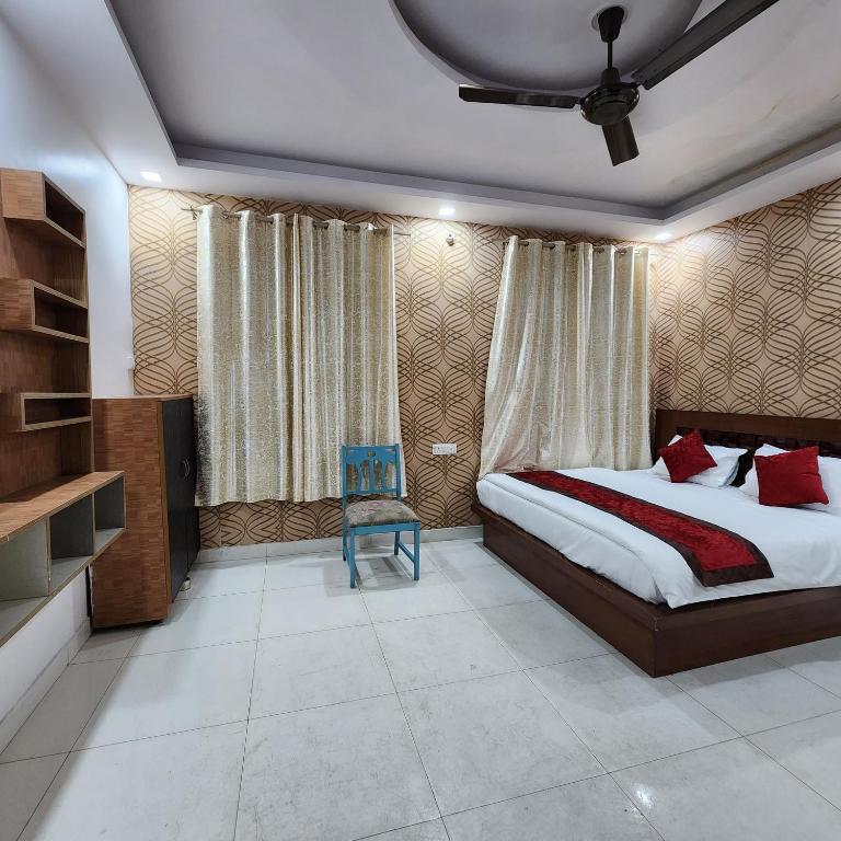 a double bed room with t.v at hotel royal afghan in daryaganj hotel_Image