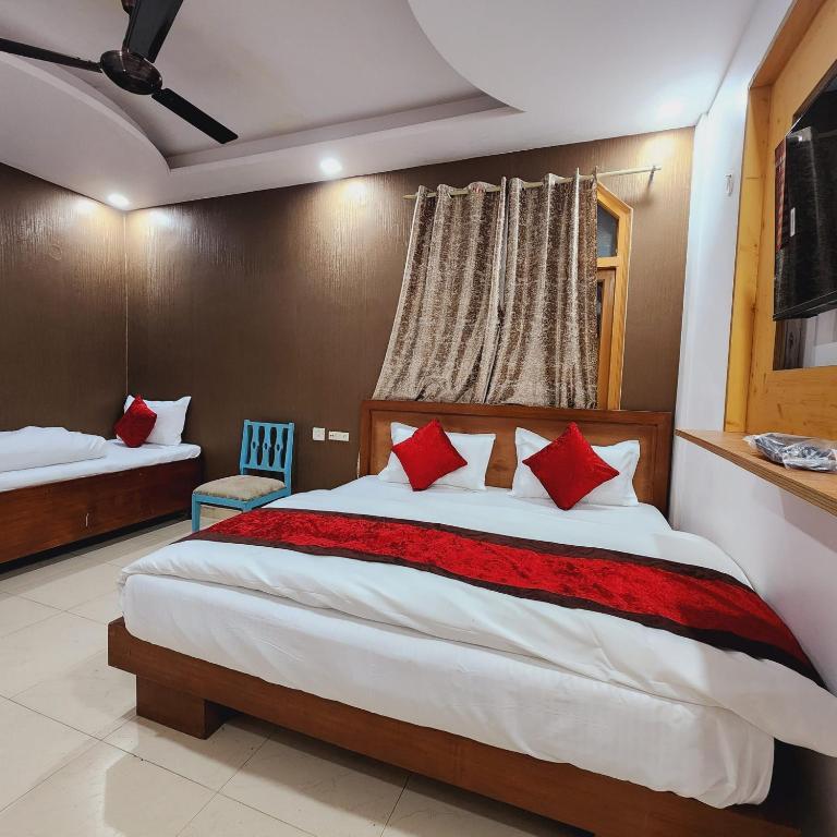 triple bedroom with t.v at hotel royal afghan in daryaganj hotel_Image